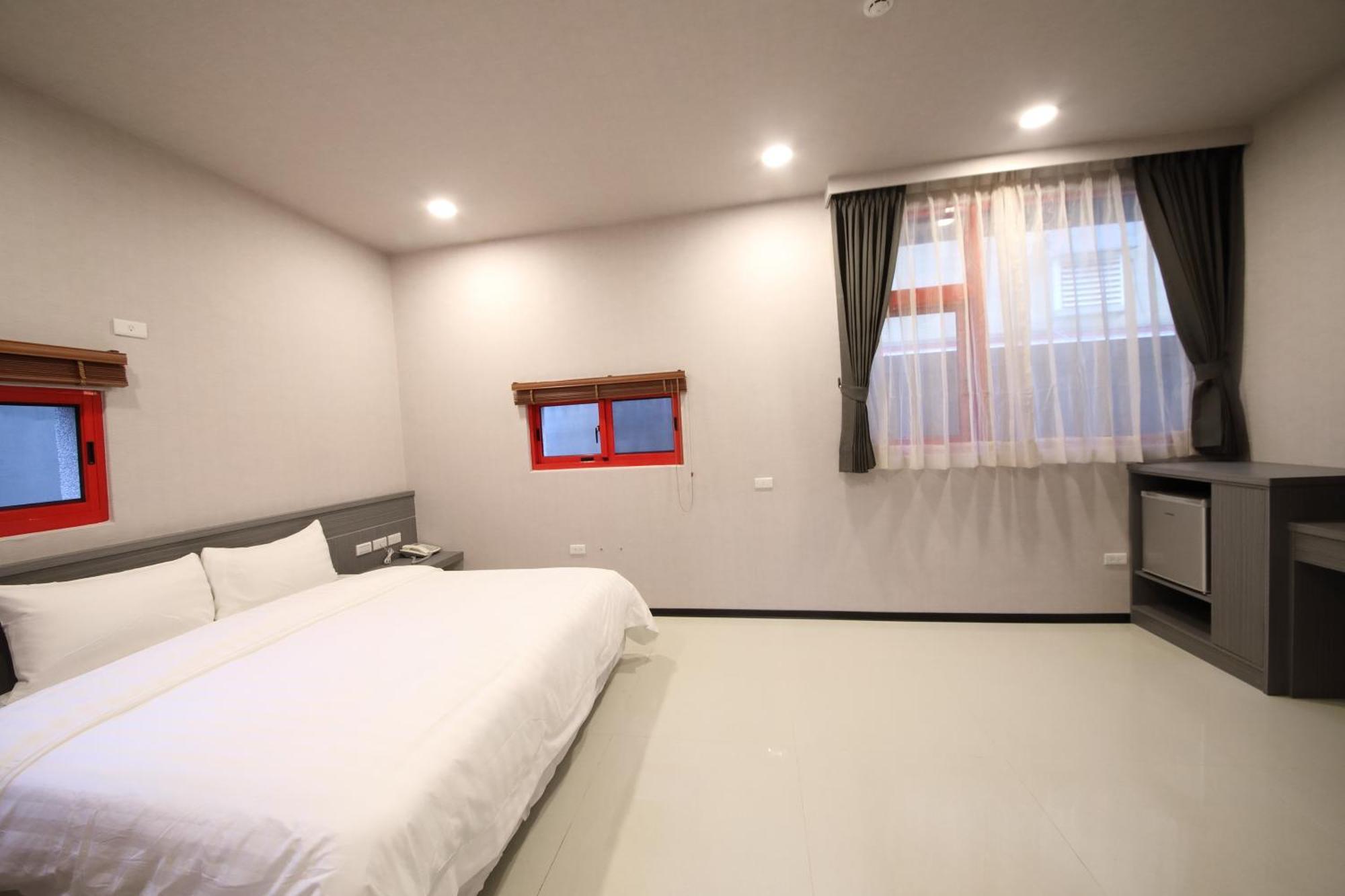 花蓮亮君經典民宿1館加2館民宿-東大門夜市-電梯包棟bright King Homestay Hualien City Δωμάτιο φωτογραφία