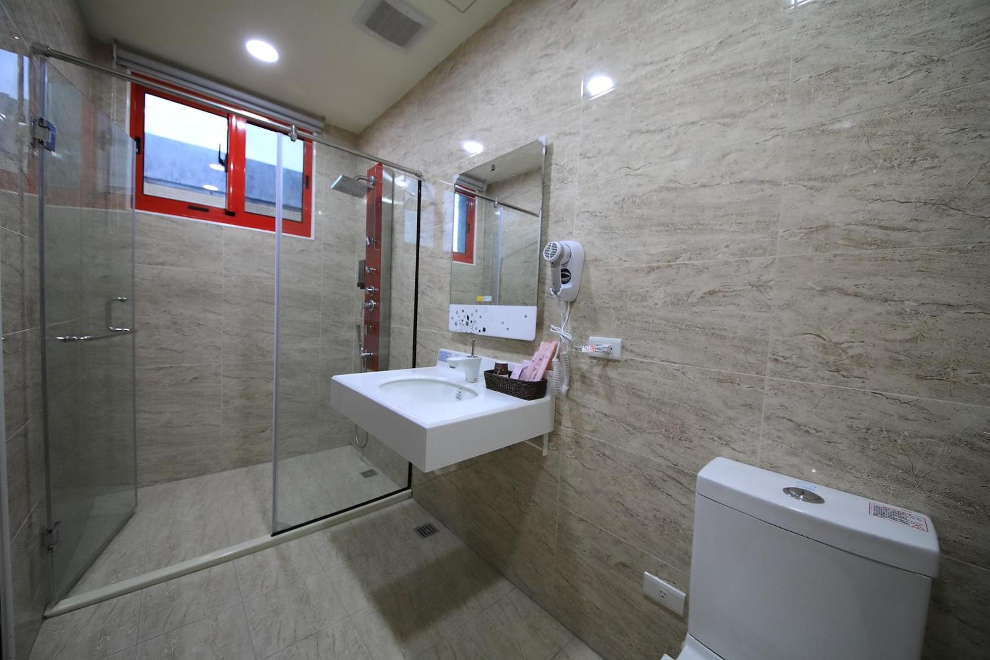 花蓮亮君經典民宿1館加2館民宿-東大門夜市-電梯包棟bright King Homestay Hualien City Δωμάτιο φωτογραφία